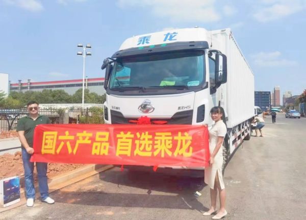 开上乘龙H5载货车，黄师傅的快递运输路省油又省心